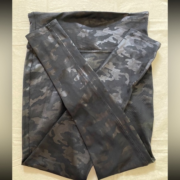 Spanx Faux Leather Camo Leggings petite medium - Picture 3 of 6